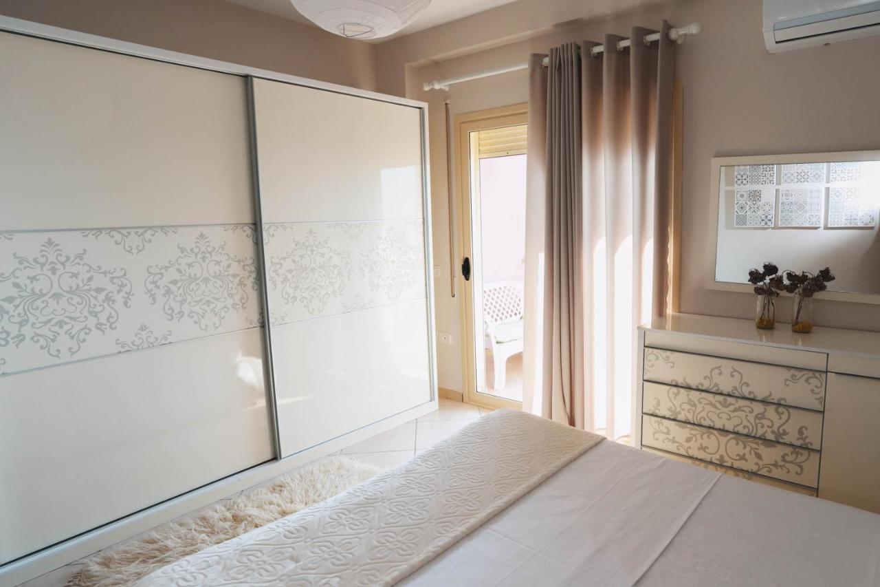 Large Apartment Near The Seaside Boulevard Lungomare Вльора Екстер'єр фото
